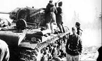 Немецкие солдаты вскрывают подбитый танк КВ