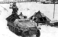 Немецкая бронеколонна проходит через село. Район Харькова февраль 1943 г.