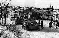 Штурмовые орудия на ул. украинского села. Февраль 1943 г.