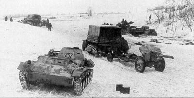 советские тягачи ЗИС-43 с 122мм гаубицами и танк Т-60