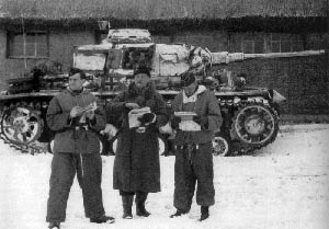 командир танкового полка "Гроссдойчланд" граф Штрахвитц (по центру) севернее Богодухова